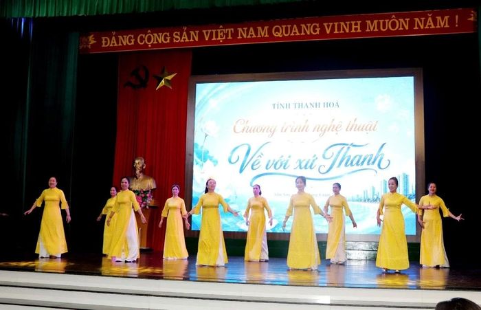 Tiết mục dân vũ của phụ nữ phường Hạc Thành tại đêm Gala.