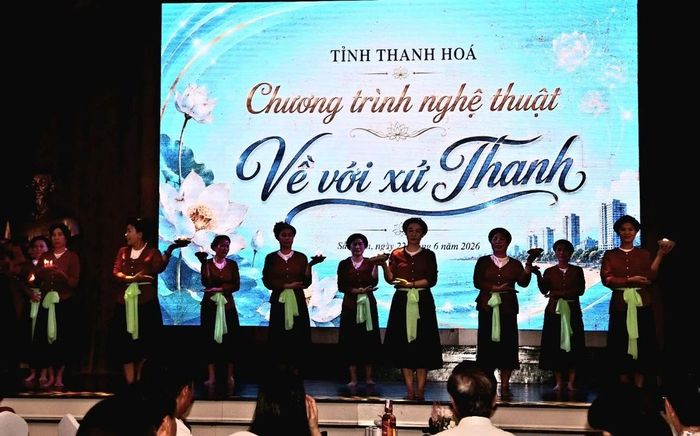 Tiết mục múa hát dân ca truyền thống “Đi cấy sáng trăng” của phụ nữ phường Đông Sơn.
