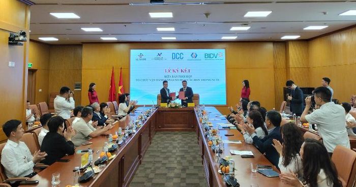 Ký Biên bản phối hợp giữa Bộ Nông nghiệp và Môi trường (đại diện là Cục Biến đổi khí hậu) với Sở Giao dịch Chứng khoán Việt Nam (VNX)