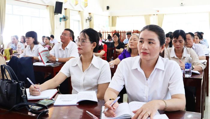 Đại biểu và học viên dự lễ khai giảng.