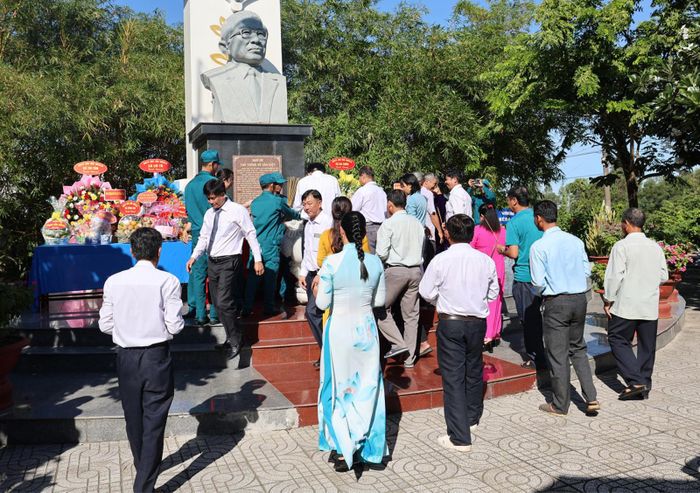 Dâng hương tưởng nhớ, tri ân cố Thủ tướng Chính phủ Võ Văn Kiệt tại Công viên Văn hóa Võ Văn Kiệt.