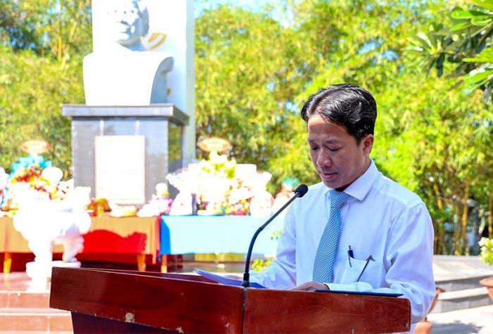 Chủ tịch UBND xã Ba Chúc Võ Thanh Tuấn phát biểu ghi nhớ công ơn cố Thủ tướng Võ Văn Kiệt.