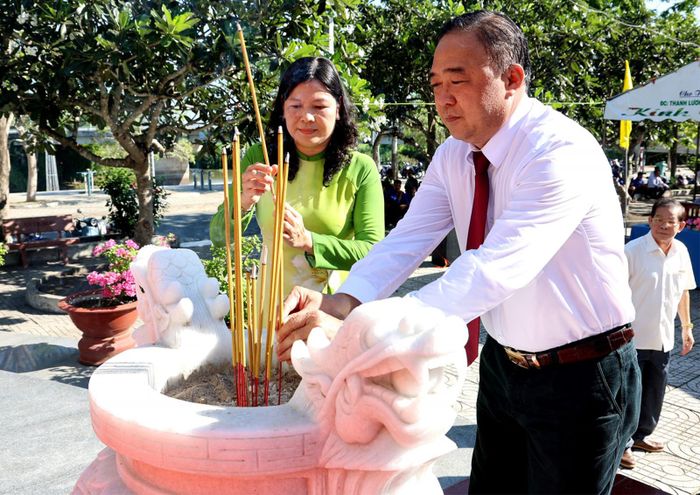 Các đại biểu xã Ba Chúc dâng hương tưởng nhớ cố Thủ tướng.
