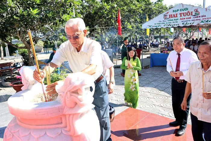 Nguyên Bí thư Tỉnh ủy An Giang (cũ) Nguyễn Hữu Khánh dâng hương tại bia tưởng niệm cố Thủ tướng.