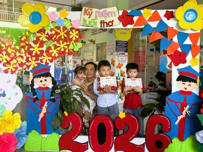 Các bé Trường Mầm non Măng Non, phường Long Xuyên tham gia lễ hội tổng kết - bé vui đón hè. Ảnh: PHƯƠNG LAN