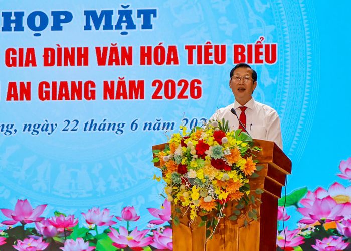 Phó Chủ tịch UBND tỉnh An Giang Lê Văn Phước phát biểu tại buổi họp mặt.