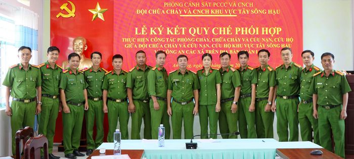 Đại diện các đơn vị tham gia lễ ký kết quy chế phối hợp thực hiện công tác phòng cháy, chữa cháy và cứu nạn, cứu hộ.