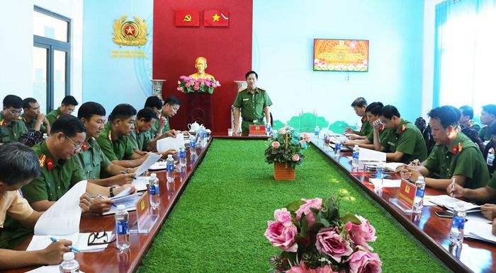 Đại tá Nguyễn Nhật Trường, Phó Giám đốc, Thủ trưởng cơ quan Cảnh sát điều tra Công an tỉnh An Giang phát biểu chỉ đạo hội nghị.