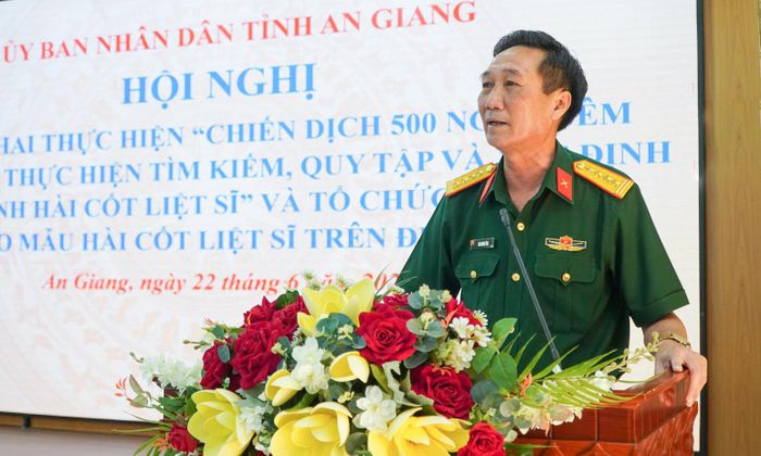 Đại tá Cao Minh Tâm, Phó Chính ủy Bộ Chỉ huy Quân sự tỉnh An Giang quán triệt nội dung cơ bản thực hiện “Chiến dịch 500 ngày đêm đẩy mạnh thực hiện tìm kiếm, quy tập và xác định danh tính hài cốt liệt sĩ”. 