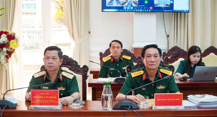 Thiếu tướng Nguyễn Văn Hùng, Ủy viên Ban Thường vụ Tỉnh ủy, Chỉ huy trưởng Bộ Chỉ huy Quân sự tỉnh An Giang cùng các đại biểu dự hội nghị.