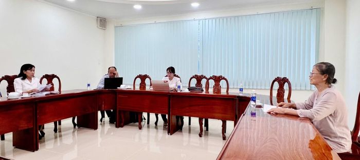 Phó Chủ tịch HĐND tỉnh Đinh Thị Việt Huỳnh trao đổi với bà Trịnh Kim Trúc.