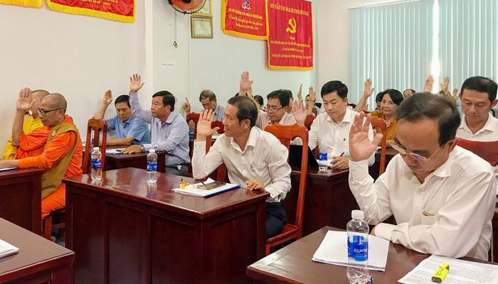 Các đại biểu biểu quyết thông qua các dự thảo báo cáo tại hội nghị.