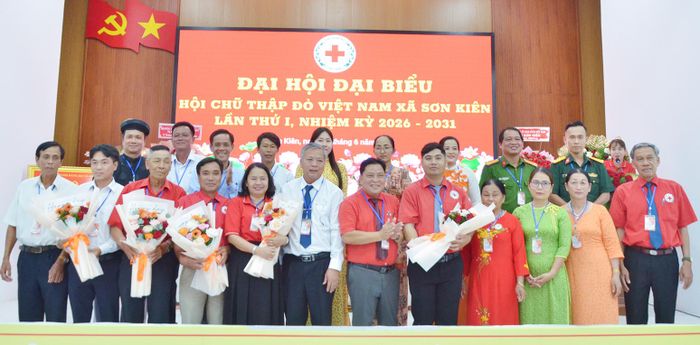 Chủ tịch Hội Chữ thập đỏ tỉnh An Giang Lưu Kim Oai (hàng đầu, thứ sáu, từ phải qua); Bí thư Đảng ủy xã Sơn Kiên Phạm Thanh Hùng (hàng đầu, thứ sáu, từ trái qua) tặng hoa chúc mừng Ban Chấp hành Hội Chữ thập đỏ xã Sơn Kiên, nhiệm kỳ 2026 - 2031.