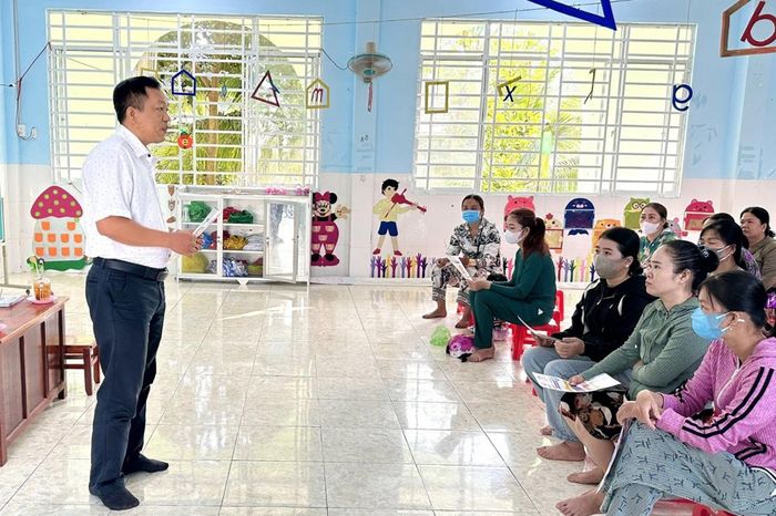Cán bộ Trạm Y tế Hội An tuyên truyền phòng, chống bệnh tay chân miệng trong trường học.