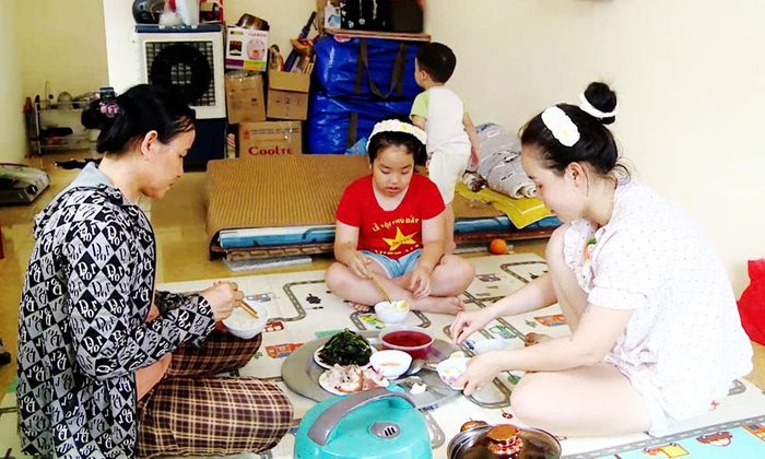 Bữa cơm của gia đình chị Nguyễn Thị Thảo, thôn Tử Nê tại điểm tạm cư là trụ sở xã Tân Lãng cũ. 