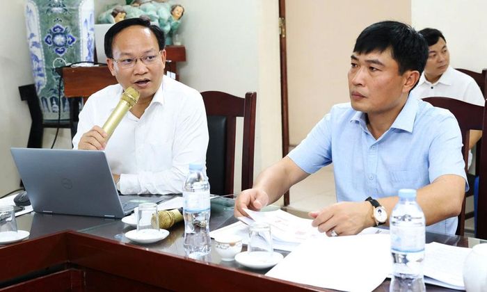 Đồng chí Phạm Văn Thịnh làm việc tại thôn Tử Nê, xã Lương tài.