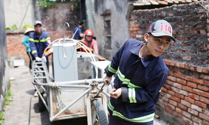 Cán bộ, chiến sĩ Phòng Cảnh sát Phòng cháy, chữa cháy và cứu nạn, cứu hộ (Công an tỉnh) hỗ trợ người dân thôn Ngô Thôn, xã Gia Bình di chuyển tài sản đến nơi ở tạm.