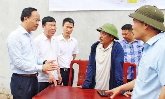 Phó Chủ tịch UBND tỉnh Phạm Văn Thịnh và đại diện lãnh đạo một số sở, ngành động viên người dân thuộc diện phải di dời để thực hiện dự án Cảng hàng không quốc tế Gia Bình.