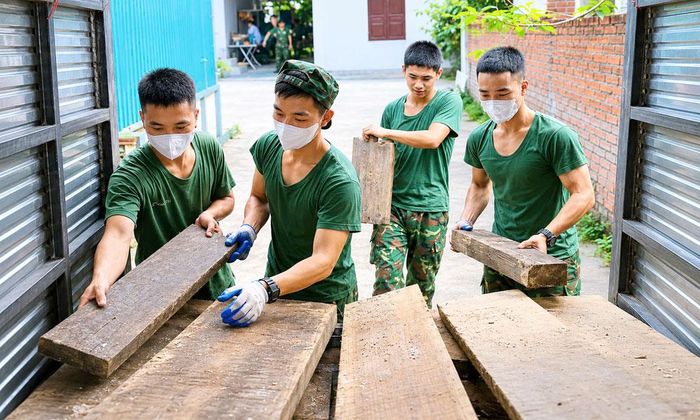 Lực lượng quân đội hỗ trợ người dân di chuyển tài sản đến nơi ở tạm.