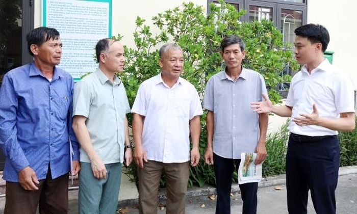 Lãnh đạo xã Quang Trung gặp gỡ, nắm bắt tâm tư, nguyện vọng của người hoạt động không chuyên trách ở các thôn.