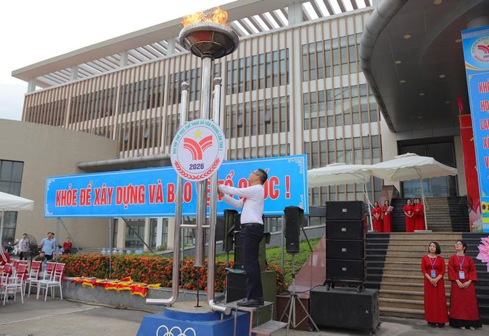  Đồng chí Nguyễn Văn Hoàn, Bí thư Đảng ủy, Chủ tịch HĐND xã Yên Phong thắp sáng đài lửa Đại hội. 