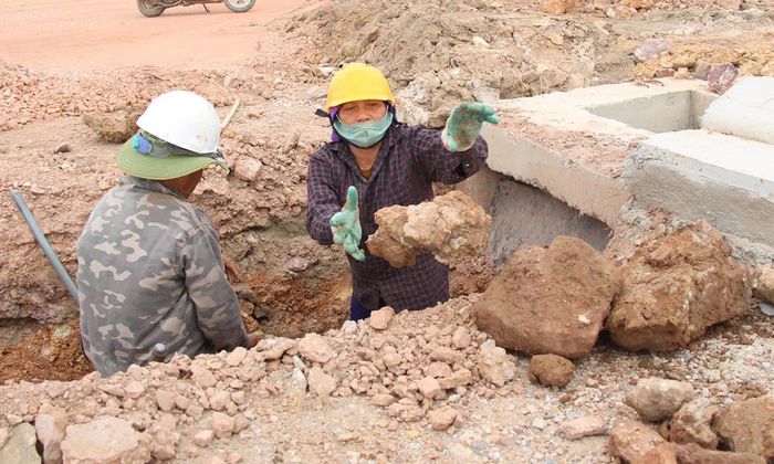  Người lao động trên công trường đều sẵn sàng tăng ca để đẩy nhanh tiến độ công việc. 