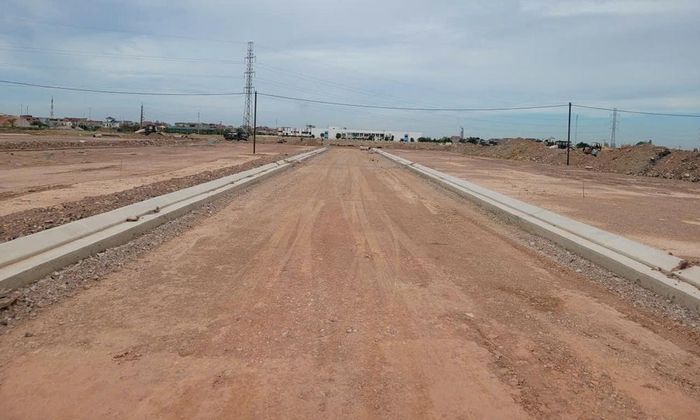 Nhiều tuyến đường nội bộ khu tái định cư được đắp đá dăm lớp 2 và bó vỉa. 