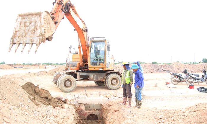  Các nhà thầu quyết tâm đẩy nhanh tiến độ để bàn giao hạ tầng các khu tái định cư trước ngày 31/7. 