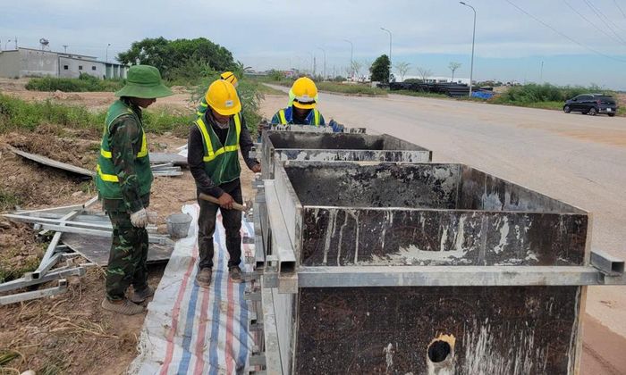  Công nhân lắp đặt khuôn bê tông cột đèn các khu tái định cư. 