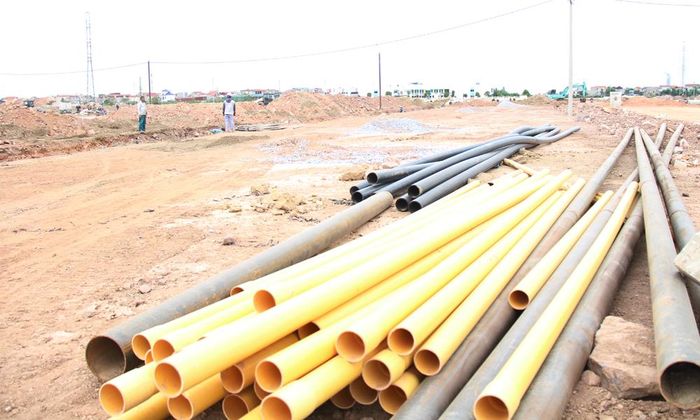  Để bảo đảm tiến độ, nhiều loại vật tư như đá bây, ống cống nước thải, ống nước sạch... được nhà thầu tập kết về công trường. 