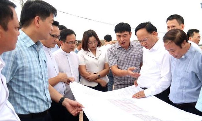  Phó Chủ tịch UBND tỉnh Phạm Văn Thịnh và các đơn vị chức năng kiểm tra thực địa khu vực xây dựng Nhà thờ họ đạo Ngô Thôn. 