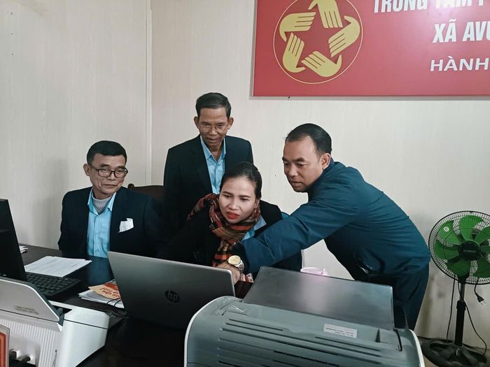 Cán bộ xã Avương nỗ lực thích ứng với công việc sau khi thực hiện mô hình chính quyền địa phương 2 cấp. Ảnh N.P