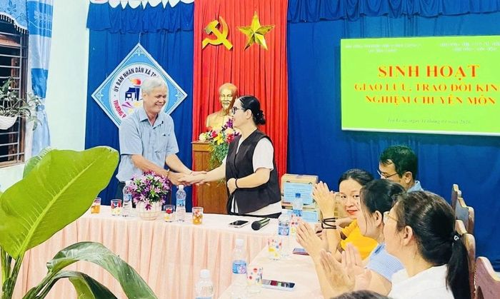 Trường THCS Lý Tự Trọng (phường Sơn Trà) và Trường Phổ thông dân tộc bán trú THCS Trà Leng 2 (xã Trà Leng) tổ chức giao lưu, học tập kinh nghiệm trong quản lý, giáo dục tại xã Trà Leng tháng 4/2026. Ảnh: THANH TÂN