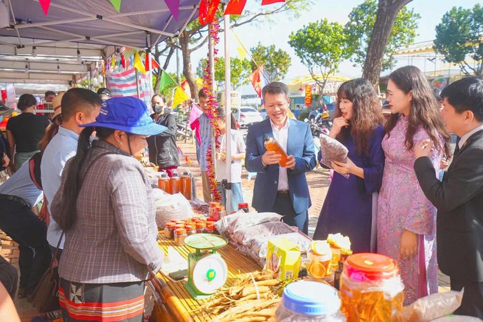 Xã Hùng Sơn tham gia 2 gian hàng buôn bán sản phẩm nông nghiệp địa phương tại chương trình Tết Việt năm 2026 do UBND phường Hải Châu tổ chức. Ảnh: XUÂN HẬU
