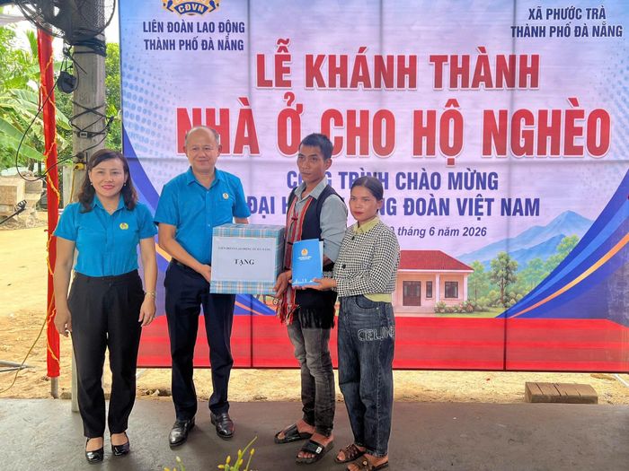 Khánh thành căn nhà mới của anh Trung Văn Lâm (thôn Gia Cao, xã Phước Trà) do Liên đoàn Lao động thành phố hỗ trợ 125 triệu để xây dựng. Ảnh: CÔNG ĐOÀN