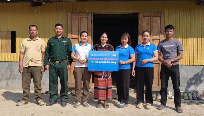 Hội Liên hiệp Phụ nữ thành phố Đà Nẵng hỗ trợ 80 triệu đồng xây dựng nhà cho chị Coor Thị Nứa (đứng giữa) tại thôn Ki’nonh, xã Hùng Sơn. Ảnh: NGUYỄN LÊNH