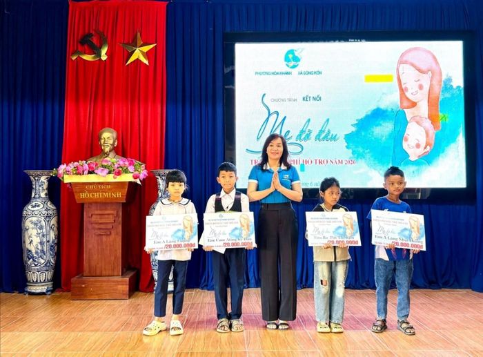 Hội Liên hiệp Phụ nữ phường Hòa Khánh nhận đỡ đầu 4 trẻ mồ côi tại xã Sông Kôn trong thời gian 5 năm. Ảnh: MY VINH