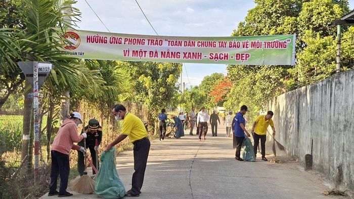 Việc vệ sinh đường làng, ngõ xóm được triển khai thường xuyên, tạo cảnh quan xanh sạch đẹp. Ảnh: Hội Nông dân xã Điện Bàn Tây