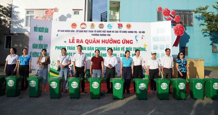 Phường Hương Trà hưởng ứng phong trào Toàn dân bảo vệ môi trường bằng hoạt động tuyên truyền phân loại rác thải sinh hoạt tại nguồn. Ảnh: L.THU