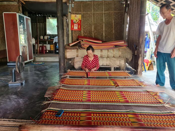 Một cơ sở dệt chiếu ở Đông Bình. Ảnh: HOÀNG LIÊN