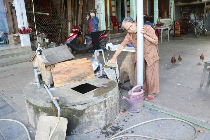 Nhiều hộ dân ở khối phố Thanh Quýt 3, phường An Thắng còn sử dụng nước giếng đào và giếng khoan. Ảnh: NAM TRÂN