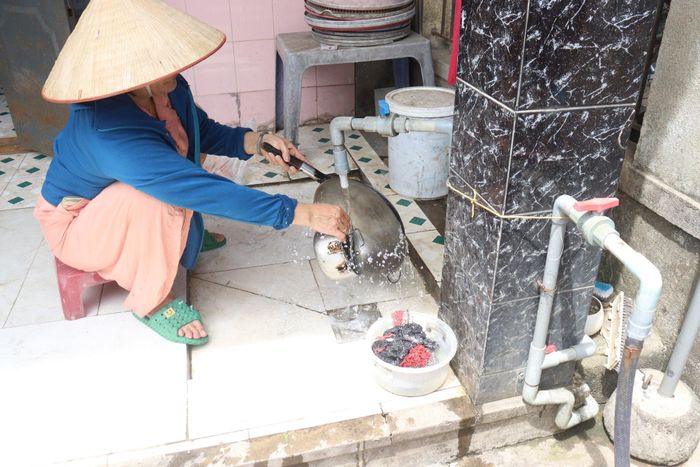 Người dân khu vực Xóm Bùng (phường Điện Bàn Bắc) vẫn đang sử dụng nguồn nước lọc từ giếng khoan đang bị nhiễm phèn. Ảnh: NAM TRÂN