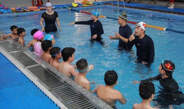 Giáo viên hướng dẫn các kỹ năng cần thiết đầu tiên cho học sinh tập bơi. Ảnh: ĐẮC MẠNH