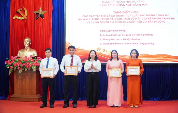 Khen thưởng các tập thể có thành tích trong công tác tham mưu vận hành bộ máy của hệ thống chính trị và chính quyền địa phương 2 cấp. Ảnh: VINH ANH