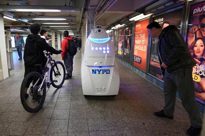 Robot bảo vệ tự hành tại ga tàu điện ngầm Times Square ở thành phố New York (Mỹ). Ảnh: AP