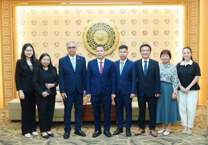 Đại diện UBND thành phố Đà Nẵng và phía Đại sứ quán Indonesia tại Việt Nam chụp hình lưu niệm. Ảnh: VINH ANH