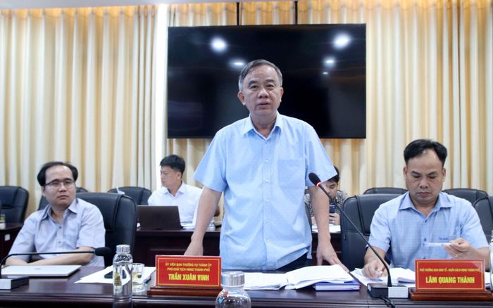 Phó Chủ tịch HĐND thành phố Trần Xuân Vinh chỉ đạo tại cuộc họp. Ảnh: TRỌNG HUY