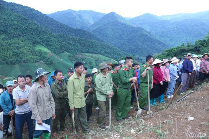 Đông đảo cán bộ, công chức, viên chức, lực lượng vũ trang, nhân dân tham dự lễ ra quân.