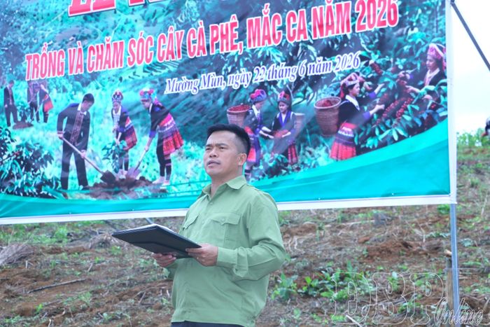 Đại diện lãnh đạo Đảng ủy xã Mường Mùn phát biểu tại lễ ra quân.