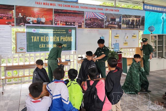 Mô hình “Tay kéo Biên phòng” được Trung úy Lỳ Phú Hừ và chiến sĩ Đồn Biên phòng Nà Bủng duy trì hiệu quả thời gian qua.